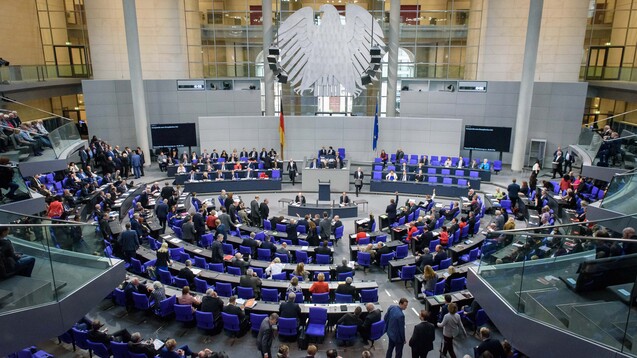 Der Bundestag hat am heutigen Donnerstag das Digitale Versorgung Gesetz beschlossen. (b/Foto: imago images / Spicker)