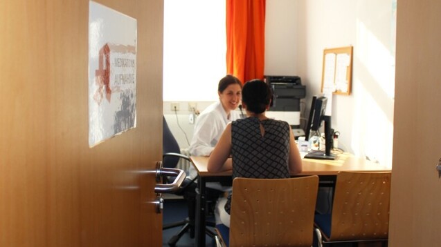 Apothekerin
führt Medikamentenaufnahmegespräch mit Patientin nach stationärer Aufnahme im
Kreiskrankenhaus Prignitz in Perleberg. (Foto: J. Braun)