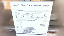 Am vergangenen Wochenende fand die BVT am Campus in München-Großhadern statt. Hier der Eingang zur pharmazeutischen Chemie in München. (Foto: jb / DAZ.online)