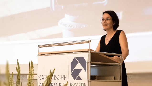 Apothekerin und Sprecherin des Institutsdirektoriums Cynthia Milz bei ihrer Festrede. (Foto: Agnes Weichel / WIPiG)
