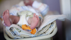 Etwa 10 Prozent aller Kinder in Deutschland werden „zu früh“ – also vor Vollendung von 37 Schwangerschaftswochen – geboren.&nbsp;(b/Foto: IMAGO / UIG)