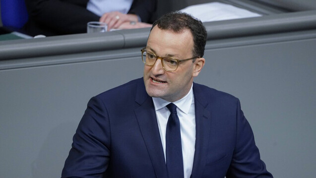 Bundesgesundheitsminister Jens Spahn verteidigte im Bundestag die Corona-Politik der Großen Koalition. (rh / Foto: imago images / Political-Moments)
