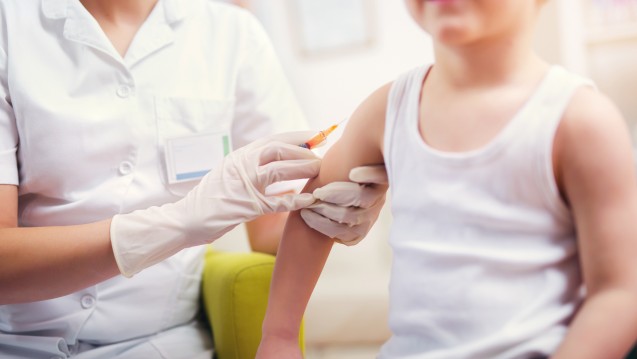 Keuchhusten betrifft nicht nur Kinder. Auch Erwachsene sollten sich um einen ausreichenden Impfschutz gegen Pertussis kümmern. (Foto: Mediteraneo / Stock.adobe.com)