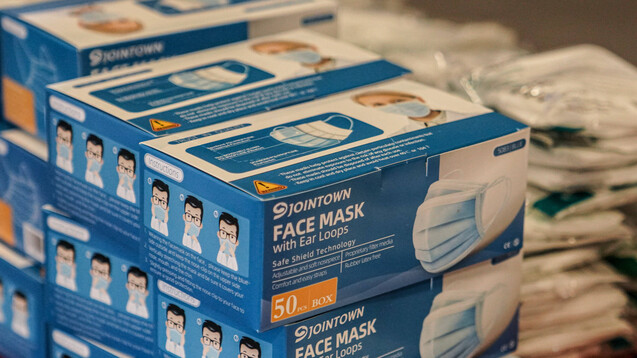 Die Bundesregierung empfiehlt unter gewissen Umständen, Schutzmasken mehrfach zu verwenden. Aber was muss passieren, damit eine Maske mehrfach verwendbar ist? Und welche Masken eignen sich überhaupt? ( r / Foto: imago images / foto2press)