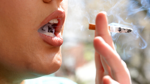 In aktuellen Studien geht es um einen möglichen, ursächlichen Zusammenhang zwischen dem Rauchen und einem schweren Verlauf der Lungenkrankheit COVID-19. (c / Foto: imago images / photothek)