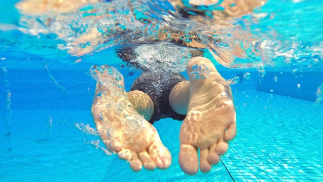 Häufigste Infektionsquelle für Fußpilz: Schwimmbäder. (Foto: Julian Stratenschulte / dpa)