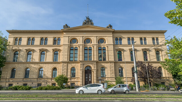 Das Sozialgericht Berlin befasst sich nun mit dem neuen Rx-Boni-Verbot im Sozialgesetzbuch V. (x / Foto: IMAGO / Joko)