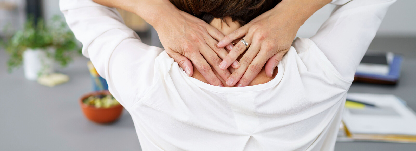 Nackenschmerzen lösen: Behandlung und Ursache, Leben & Wissen