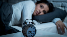 Nachts lange wach zu liegen oder nicht richtig einschlafen zu können, kann auf Dauer belasten. (s / Foto: Wordley Calvo Stock/AdobeStock)