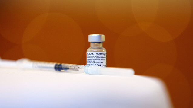 Ist es wichtiger, dass möglichst viele Menschen eine erste Dosis erhalten oder dass bereits begonnen Impfserien abgeschlossen werden? EMA und STIKO haben sich über wichtige Fragen zur Corona-Impfung Gedanken gemacht.(Foto: imago images / Future Image)