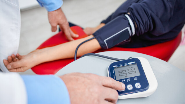 Für den Bundesverband der Pharmaziestudierenden in Deutschland zählen Blutdruckmessungen zu einfachen pharmazeutischen Dienstleistungen, die künftig von den Krankenkassen vergütet werden sollten. (Foto: Karanov images - stock.adobe.com)