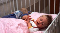 Arzneimittel für die Kleinsten: Seit 10 Jahren gibt es die EU-Verordnung über Kinderarzneimittel. (Foto: picture alliance/Presse-Bild-Poss)