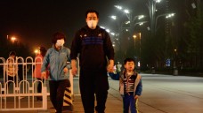 Weltweit sind viele Kinder einer gesundheitsgefährlichen Feinstaubbelastung ausgesetzt – wie auch in Peking. (Foto: hfd / DAZ.online)