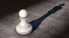 Bauer oder König? Honorarverhandlungen gleichen einem Schachspiel und es braucht ausgefeilte Taktiken und Strategien, um zum Erfolg zu kommen. Foto: Bluedesign / Adobe Stock
