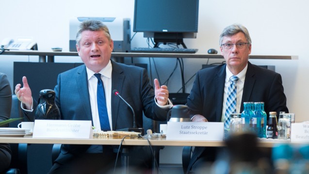 Staatssekretär Lutz Stroppe vom Bundesgesundheitsministerium mit seinem Chef, Hermann Gröhe. (Foto: dpa)