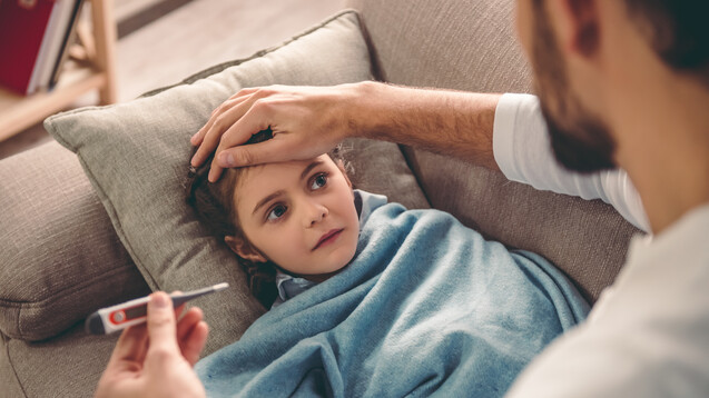 Dürfen Eltern zu Hause bleiben, um sich um kranke Kinder zu kümmern? (m / Foto: georgerudy/stock.adobe.com)    