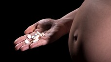 Bei Eisenmangel sollten Schwangere eisenhaltige Arzneimittel einnehmen und auf Nahrungsergänzungsmittel verzichten. (Foto: travelguide / stock.adobe.com)