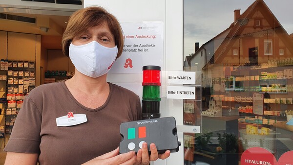 Hygiene-Richtlinien: Eine Ampel regelt in Lampertheim den Zugang zur Apotheke