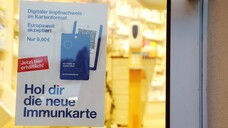 An der Scheibe einer Apotheke hängt der Hinweis auf die neue Immunkarte, ein digitaler Impfnachweis im Kartenformat. (Foto: IMAGO / Karina Hessland)