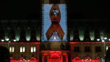 Eine rote Aids-Schleife wird anlässlich des diesjährigen Welt-Aids-Tags in Hamburg (hier während einer 
Beleuchtungs-Probe) an die Fassade des Rathauses projiziert. (Foto: dpa)