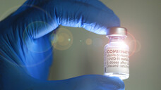 Die FDA genehmigte eine Pfizer/Biontech-Auffrischimpfung für ab 65-Jährige, ab 18-Jährige mit hohem Risiko für eine schwere COVID-19-Erkrankung und mit beruflicher Exposition gegenüber SARS-CoV-2. (Foto: IMAGO / CHROMORANGE)