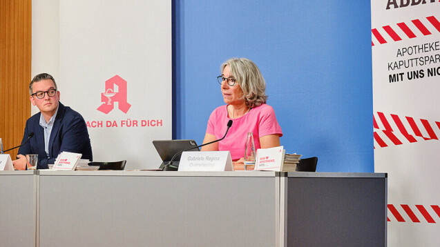 ABDA-Präsidentin Gabriele Regina Overwiening und Kommunikationschef Benjamin Rohrer erklärten vergangene Woche in Berlin den 27. September zum „Tag der Antworten“ (Foto: ABDA/Wagenzik)