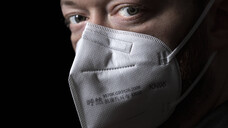 Bei filtrierenden Halbmasken nach dem chinesischen Standard GB 2626 und der Bezeichnung KN95 muss man nicht sofort misstrauisch werden, es kann sich um sogenannte CPA-Masken handeln. Diese müssen dann aber über die entsprechende Kennzeichnung und einen Bewertungsschreiben verfügen. (Foto: imago images / photosteinmaurer.com)