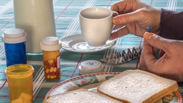 Kann man eine Tabletten-Einnahme unmittelbar vor dem Frühstück als „nüchtern“ bezeichnen? Wohl eher nicht. Was gilt es bei magensaftresistenten Arzneiformen sonst noch zu beachten? ( r / Foto: felipecaparros / stock.adobe.com)
