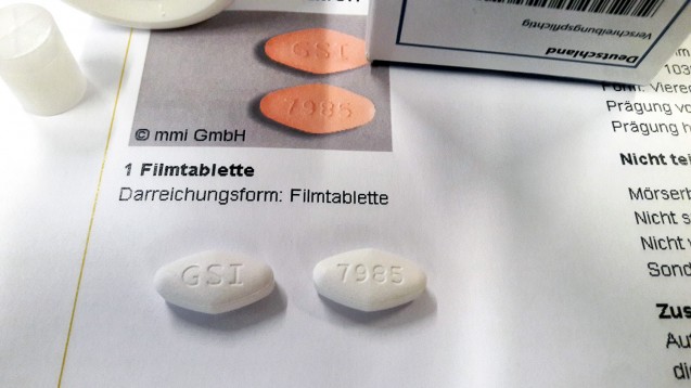 Während Harvoni-Tabletten im Original orange sind, lassen sich die aktuellen Fälschungen an ihrer weißen Farbe erkennen. (Foto: BfArM)