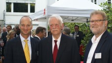 Beim Sommerfest im Hamburger Apothekergarten, von
links: Friedemann Schmidt (ABDA-Präsident), Dr. Jörn Graue (Vorsitzender des
Hamburger Apothekervereins), Kai-Peter Siemsen (Präsident der Apothekerkammer
Hamburg). (Foto:tmb)