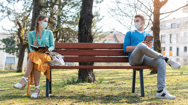 Mit Maske, an der frischen Luft und mit Abstand: Kombinierte Maßnahmen können am besten vor SARS-CoV-2-Infektionen schützen. (Kzenon / stock.adobe.com)
