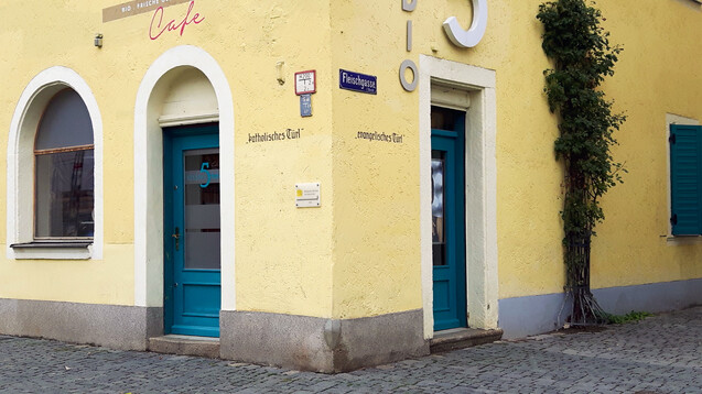 In der ehemaligen Marien-Apotheke in Weiden in der Oberpfalz gab es eine Tür für Katholiken und eine für Protestanten. Am Eingang des heutigen Fotogeschäfts erinnern heute noch Schriftzüge an diesen Brauch. (Foto: DAZ.online)
