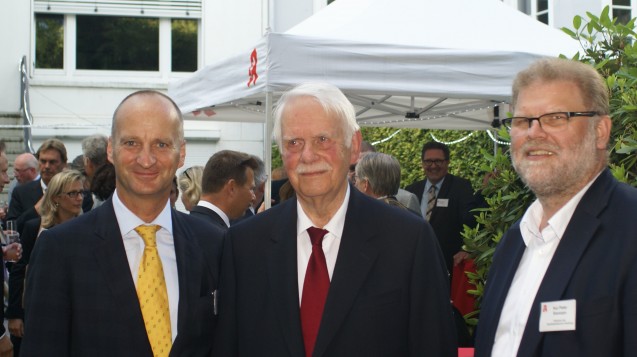 Beim Sommerfest im Hamburger Apothekergarten, von
links: Friedemann Schmidt (ABDA-Präsident), Dr. Jörn Graue (Vorsitzender des
Hamburger Apothekervereins), Kai-Peter Siemsen (Präsident der Apothekerkammer
Hamburg). (Foto:tmb)
