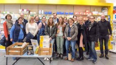 Zwölf Berufsberater erhielten Einblick in den Alltag einer Bochumer Apotheke. (Foto: AKWL)