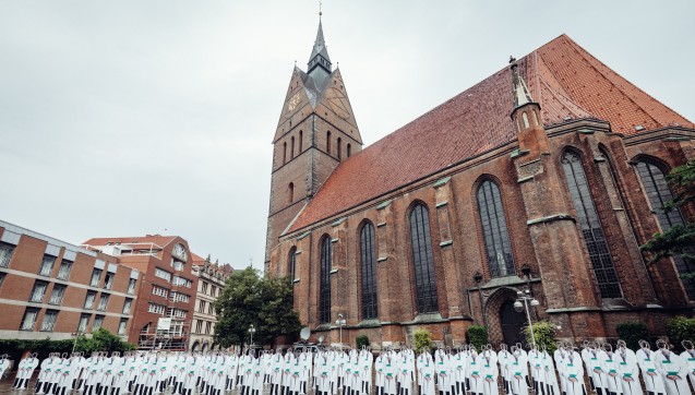 Mit 180 Pappfiguren und einer symbolischen Stellenanzeige protestierten 
Kliniken gegen Änderungen des Niedersächsischen Krankenhausgesetzes. 
(Foto: Niedersächsische Krankenhausgesellschaft)
