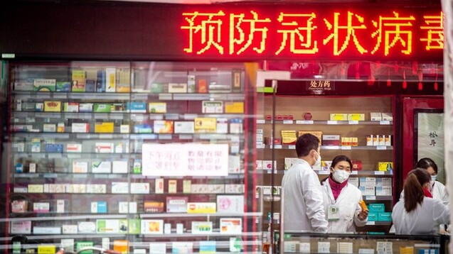 In China schützen Apotheker sich vor dem Kontakt mit potenziell Infektiösen Kunden. Ob das auch was bringt, beantwortet die FIP in ihrer Guideline. (s / Foto: imago images / UIG)