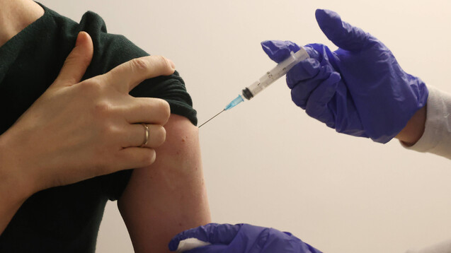 Die COVID-19-Impfung könnte schon sehr bald in die Apotheken kommen, sofern eine Ärztin oder ein Arzt diese Leistung an den Betrieb delegiert. (b/Foto: IMAGO / ITAR-TASS)