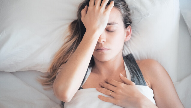 Bei der Migräne kommt es zu Attacken heftiger, häufig einseitiger, pulsierend-pochender Kopfschmerzen, die bei körperlicher Betätigung an Intensität zunehmen. (Foto: ALDECAstudio / stock.adobe.com)
