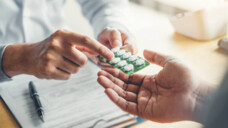 Bei welchen Arzneimitteln genügt die Beratung in der Apotheke und wann braucht es ärztlichen Rat – also ein Rezept? (Foto: joyfotoliakid / AdobeStock)
