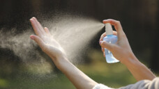 Händedesinfektionsmittel schützen vor Infektionen und schonen die Haut (Foto: Bratosin/AdobeStock)