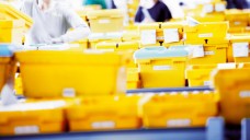 Die gelben Wannen sind das Markenzeichen von Alliance Healthcare Deutschland. Der Pharmagroßhändler bekommt nun einen neuen Chef. (Foto: Alliance Healthcare Deutschland)