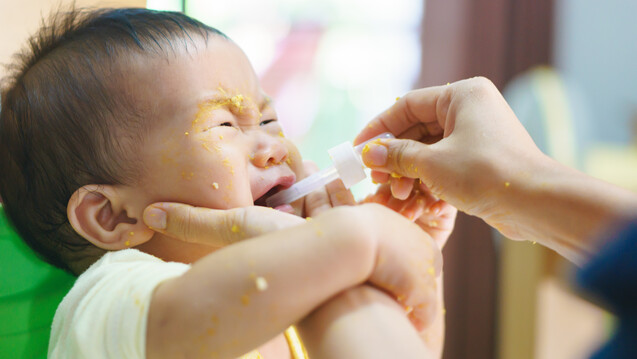 Wenn es schon beim
Füttern Probleme gibt … Kinder zeigen sich bei der Arzneimitteleinnahme oft
unkooperativ. (s / Foto: bonnontawat / stock.adobe.com)