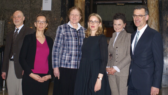 Referenten
beim Eppendorfer Dialog, von links: Dr. Rainer Höhl, Ute Leonhardt, Prof. Dr.
Karin Kraft, Prof. Dr. Alena Buyx, Gitta Connemann, Prof. Dr. Achim Jockwig
(Moderator). ( r / Foto: tmb)