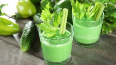 Frisch zubereitet sind Green Smoothies gesund und vitaminreich. Und die Supermarkt-Smoothies? Viel Zucker, wenig Vitamine lautet das Fazit von Ökotest. (Foto:  Africa Studio / Fotolia)