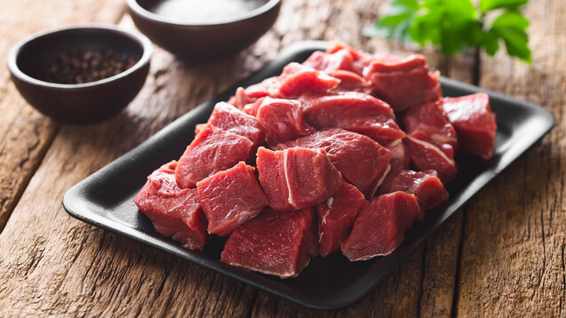 Um den Eisenbedarf zu decken, sollten tierische Produkte wie dunkles Fleisch und Leber oder Blutwurst bevorzugt werden. (Foto: Ildi / stock.adobe.com)