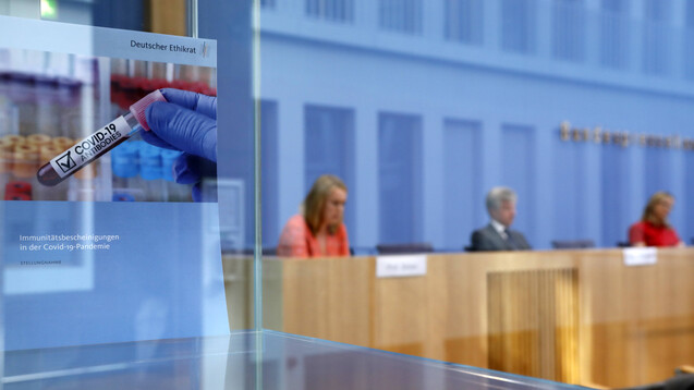 Der Deutsche Ethikrat stellte am heutigen Dienstag in der Bundespressekonferenz seine Stellungnahme zu COVID-19-Immunitätsbescheinigungen vor. (Foto: imago images / Metodi Popow)
