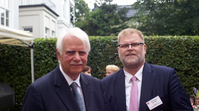 Gastgeber beim Treffpunkt Apothekerhaus (v.l.): Dr. Jörn Graue und Kai-Peter Siemsen. (Foto: tmb/DAZ)