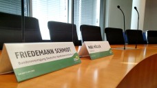 Geht doch: Die Grünen-Fraktion im Bundestag hat es geschafft, den ABDA-Präsidenten Friedemann Schmidt und DocMorris-Vorstand Max Müller an einen Tisch zu bringen. So schlecht war die Stimmung gar nicht. (Foto: Grünen Fraktion)