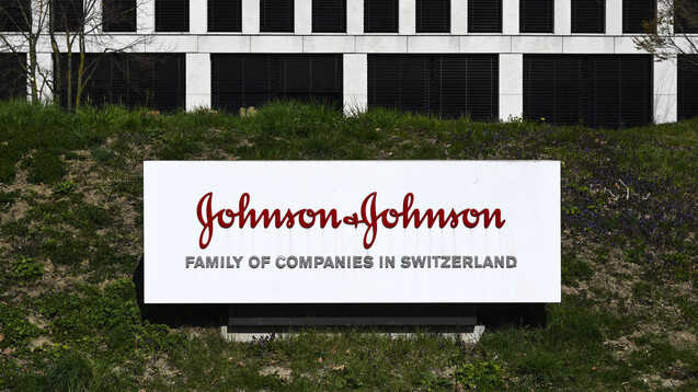 Nach AstraZeneca und Sanofi/GSK ist Johnson &amp; Johnson der dritte Pharmahersteller, mit dem die EU-Kommission einen Vertrag über die Lieferung eines möglichen Corona-Impfstoffs abgeschlossen hat. (c / Foto: imago images / Pius Koller)