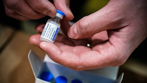 US-Behörden empfehlen Aussetzung von Johnson & Johnson-Impfungen